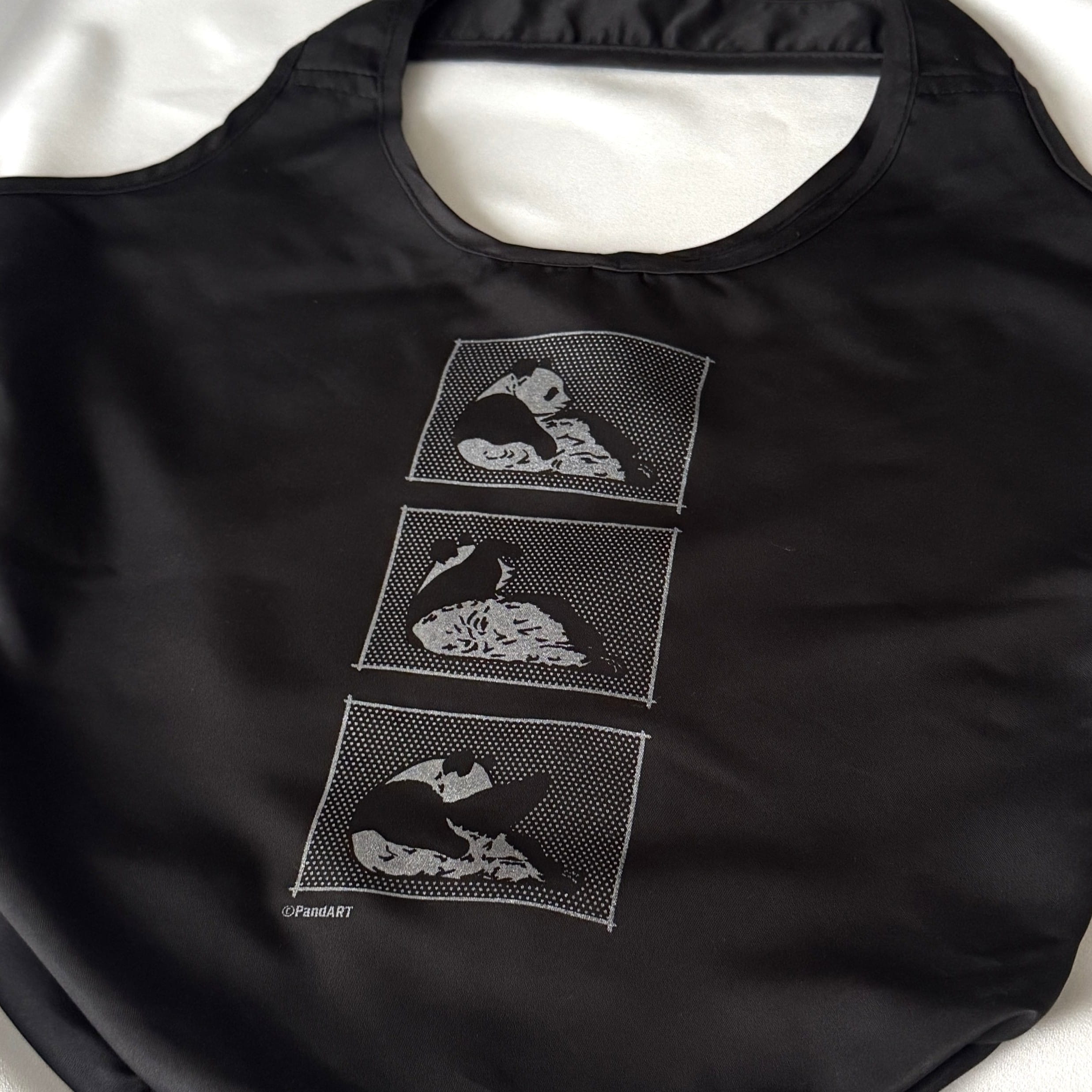 黒い布に刷られたパンダのシルクスクリーン作品